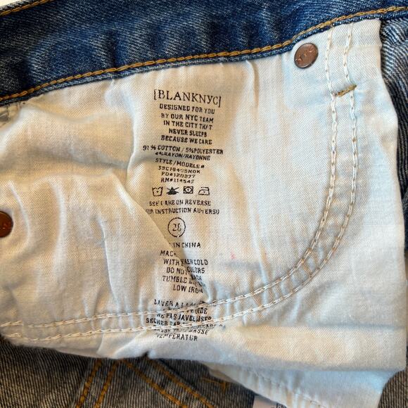 Blank NYC Distroyed Cut Off Button Fly Denim Shorts Medium Wash Women’s size 28 - Picture 9 of 10
